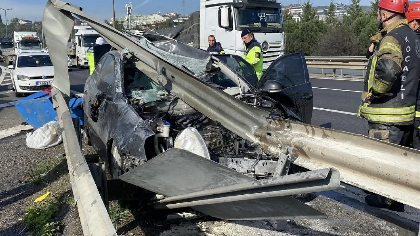 Otomobil bariyerlere ok gibi saplandı: 1'i ağır 4 yaralı