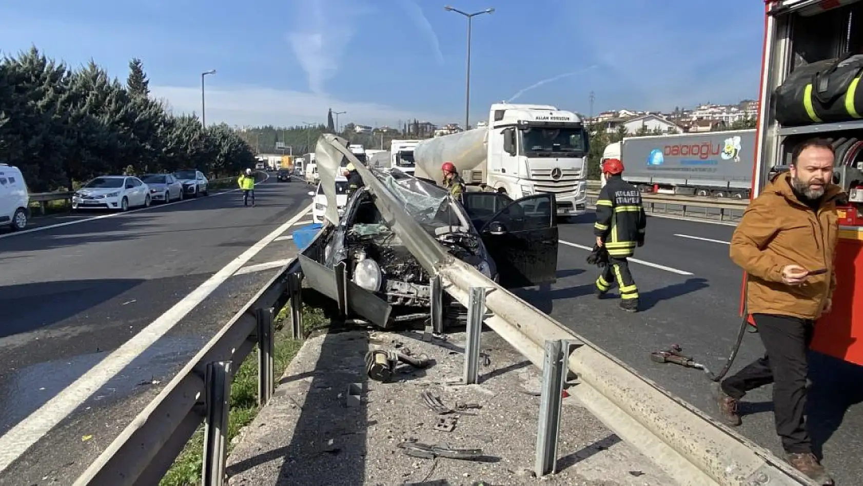 Otomobil bariyerlere ok gibi saplandı: 1'i ağır 4 yaralı