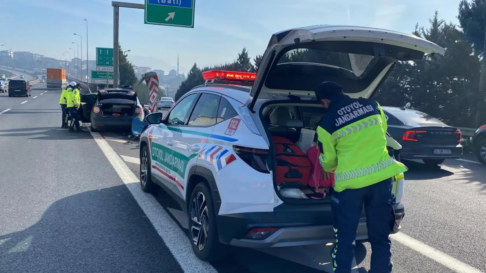 Otomobil bariyerlere ok gibi saplandı: 1'i ağır 4 yaralı