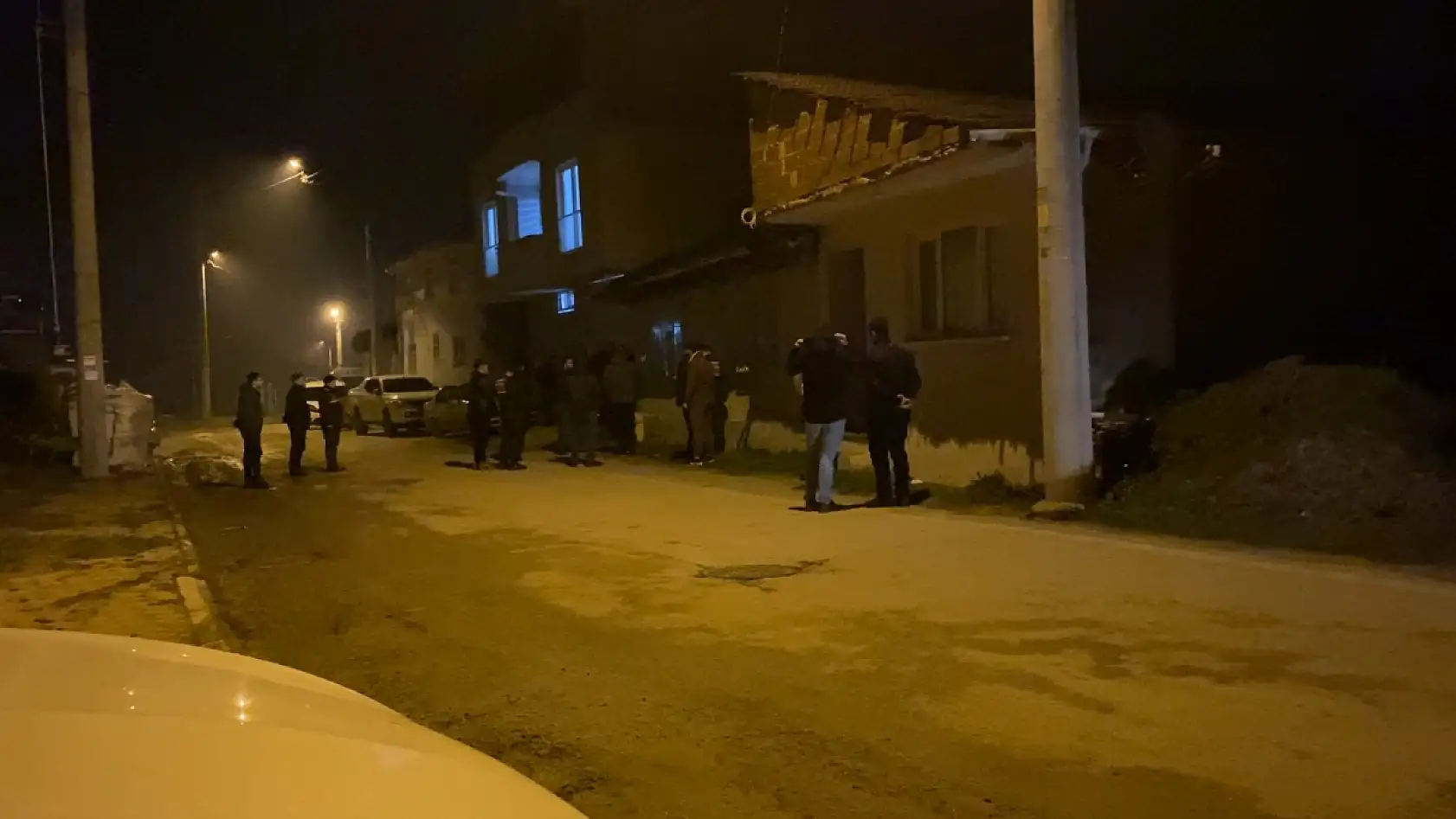 Bir evi kundakladığı iddia edilen şahıs bıçakla ekiplere direndi