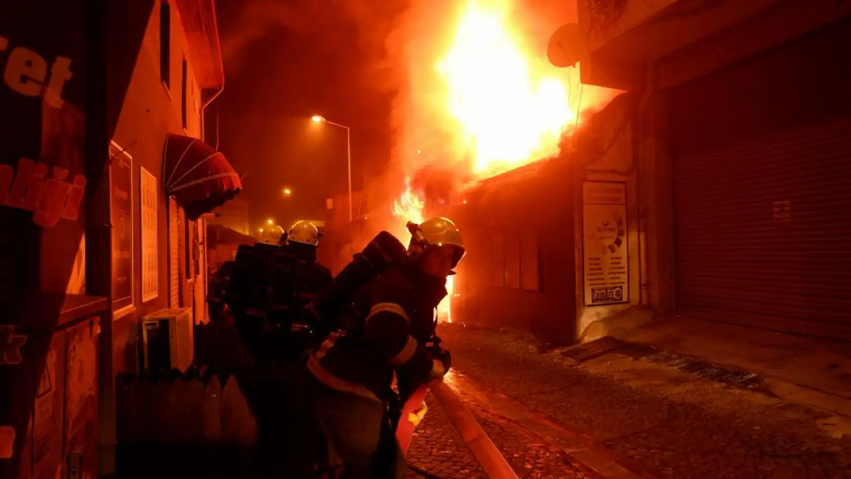 Geceyi Aydınlatan Yangın: Çakmakçı Dükkanında Bomba Gibi Patlamalar