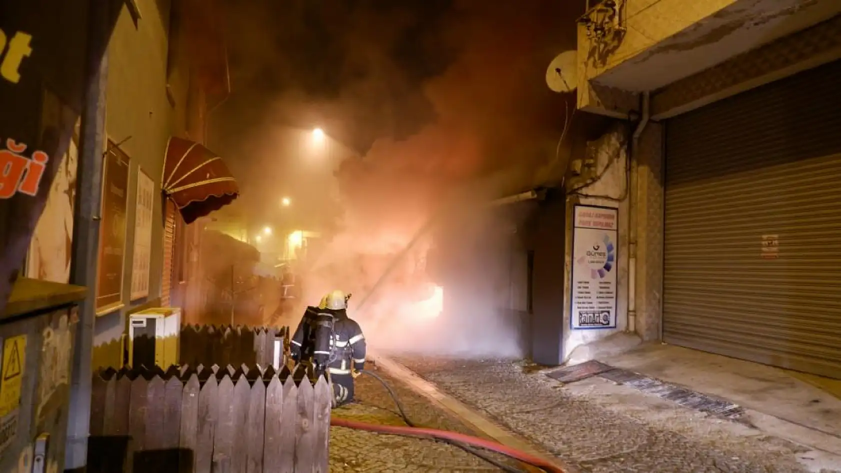 Geceyi Aydınlatan Yangın: Çakmakçı Dükkanında Bomba Gibi Patlamalar