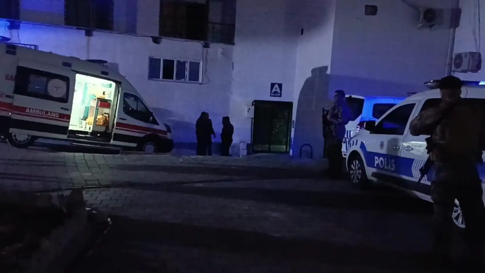 Eski karısıyla kavga eden şahıs aldığı bıçak darbesiyle öldü