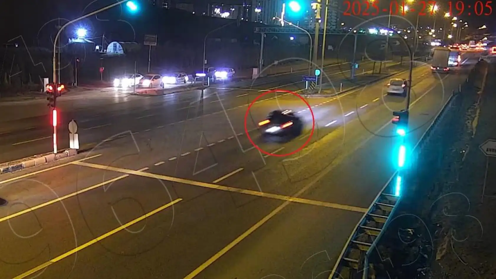 Hatalı Sollama Yapan Tır, Otomobile Çarptı: 2 Yaralı