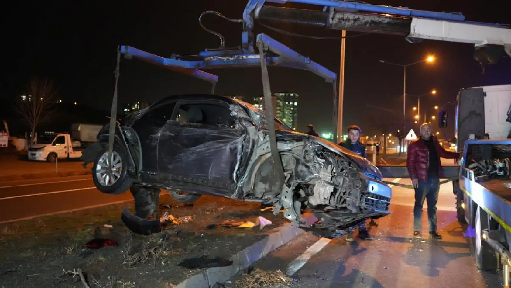 Hatalı Sollama Yapan Tır, Otomobile Çarptı: 2 Yaralı