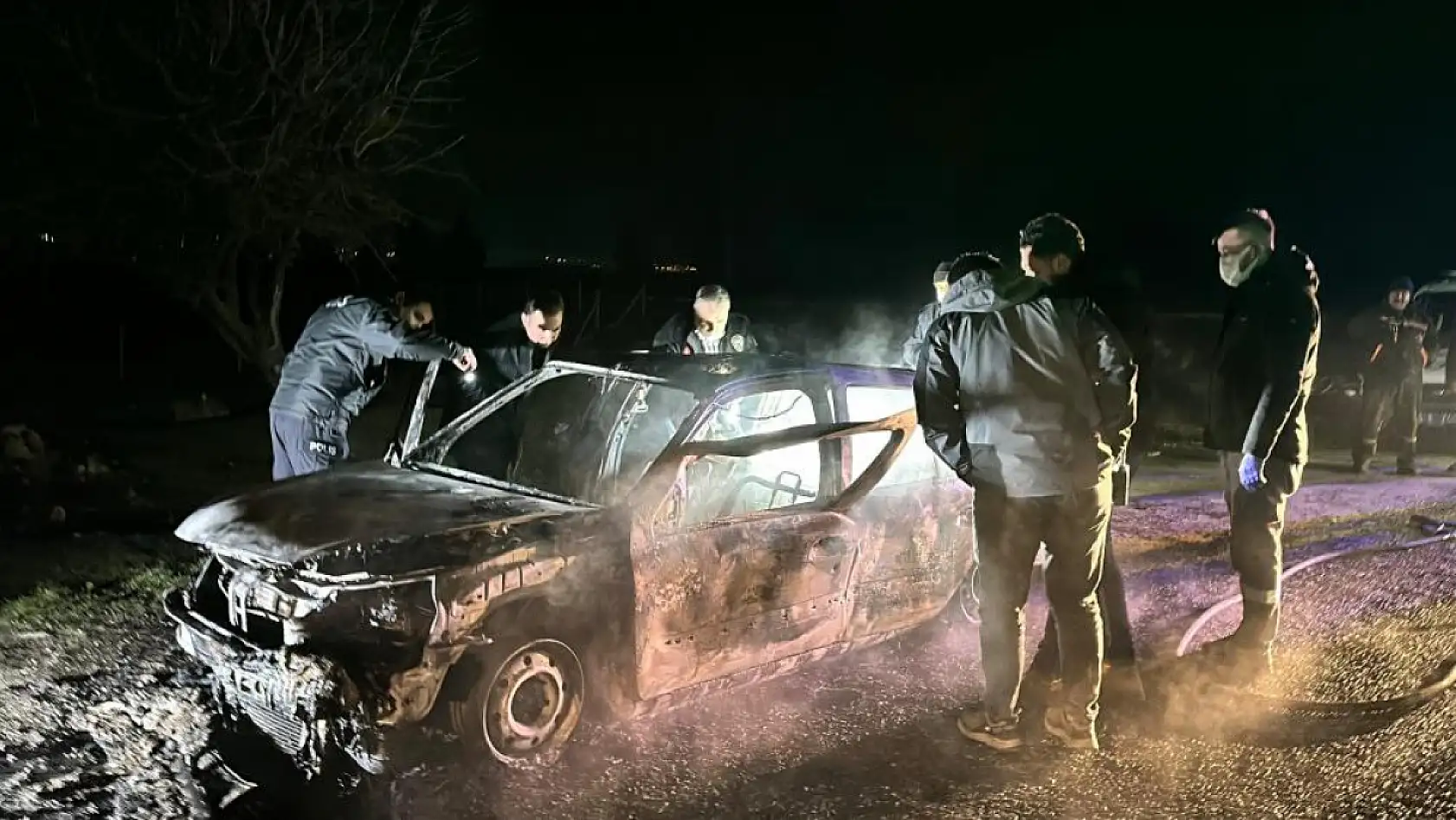 Yanan otomobilde feci şekilde can verdi