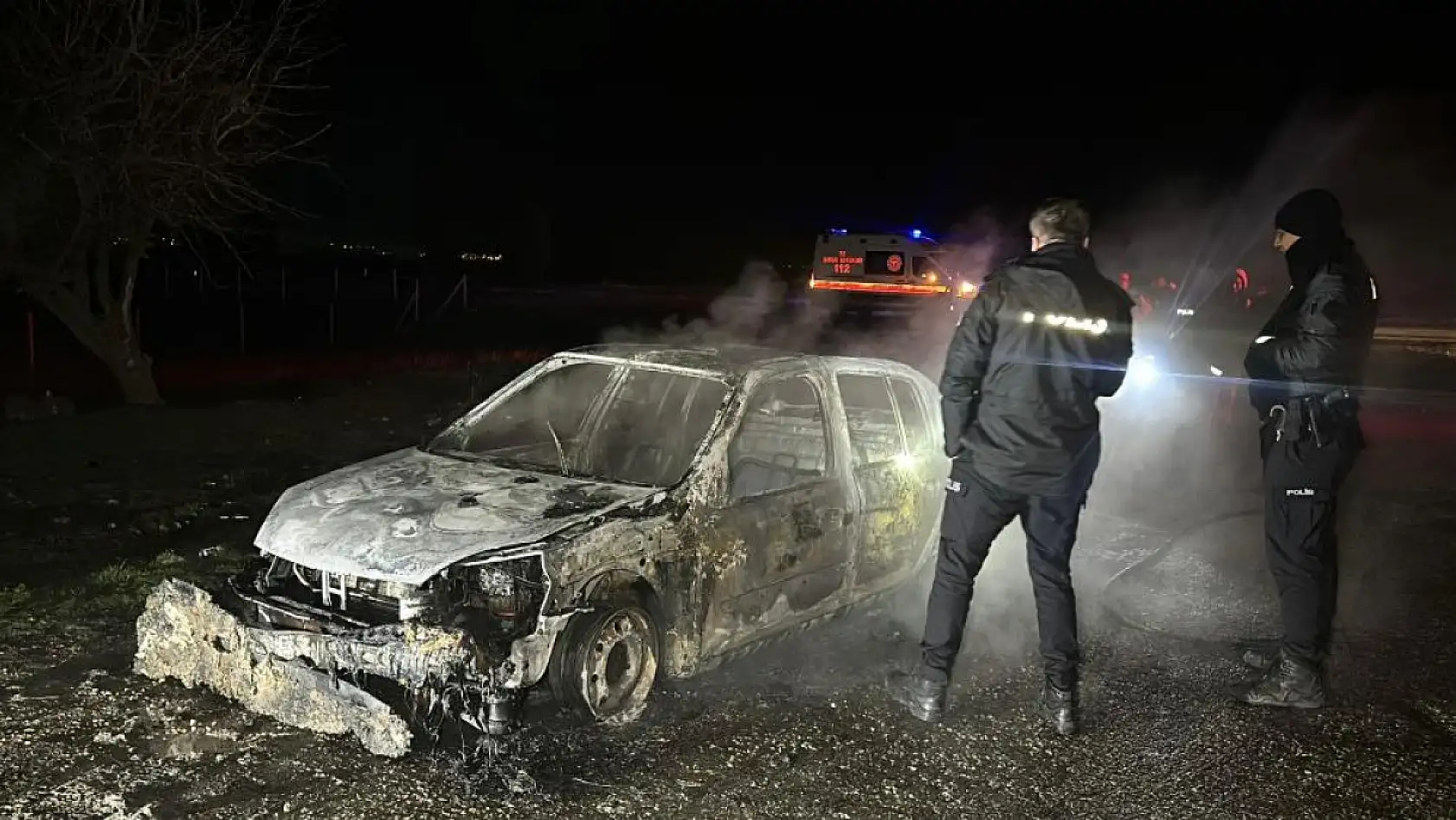 Yanan otomobilde feci şekilde can verdi