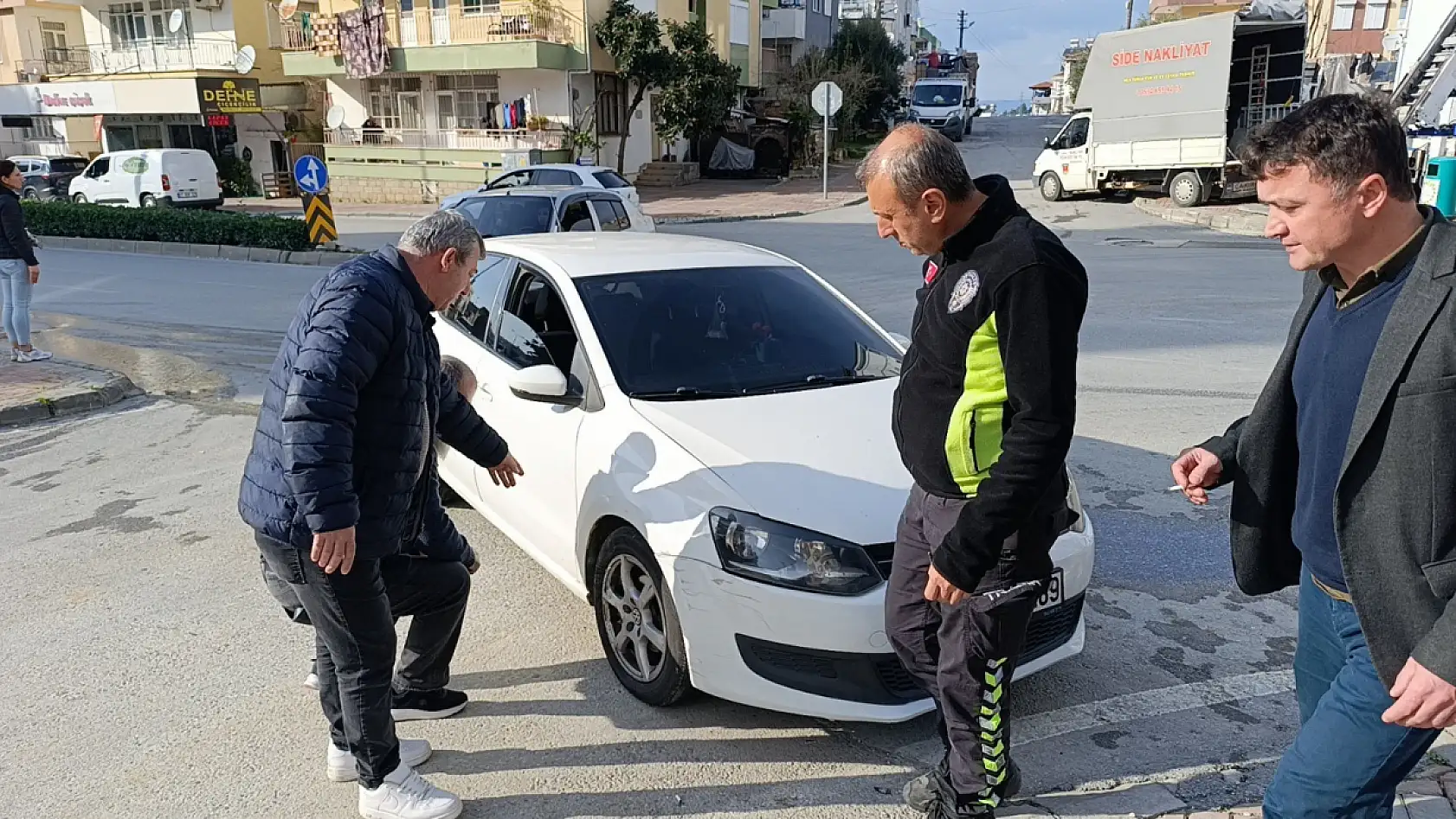 Aniden dönen otomobille çarpışan motosiklet sürücüsü ölümle burun buruna geldi