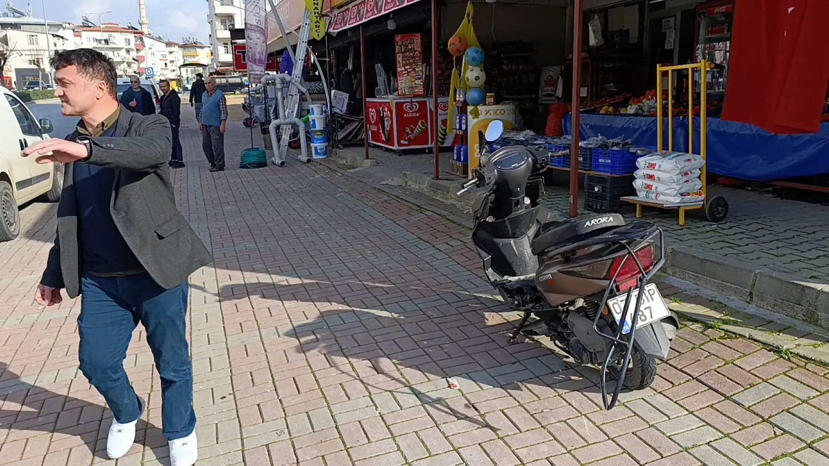 Aniden dönen otomobille çarpışan motosiklet sürücüsü ölümle burun buruna geldi