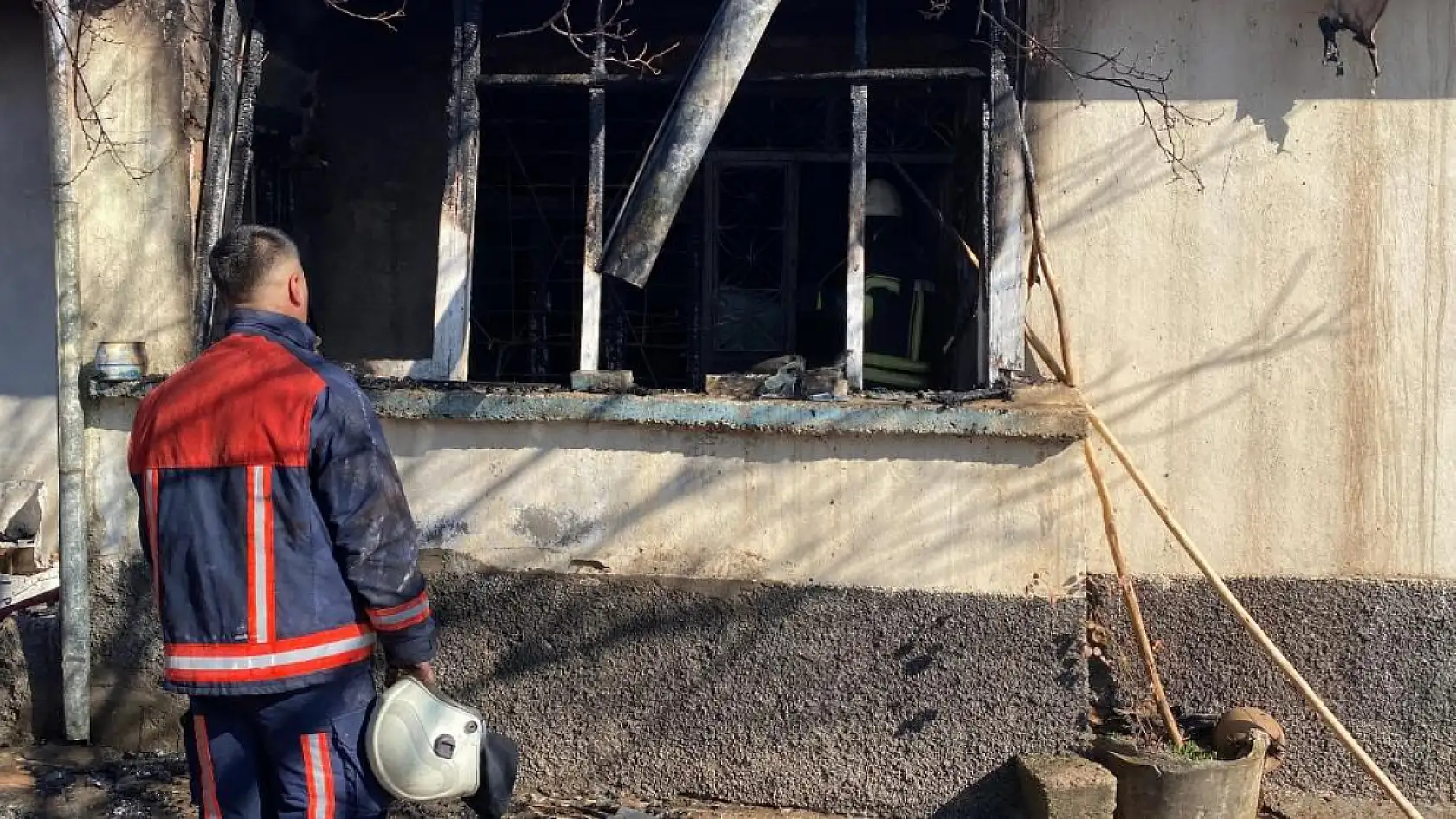 Devrilen soba faciası: 1'i ağır 3 yaralı