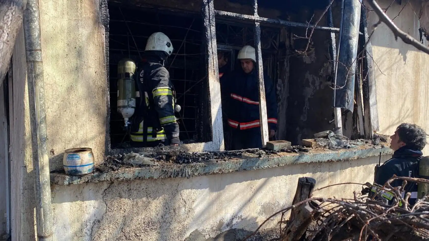 Devrilen soba faciası: 1'i ağır 3 yaralı