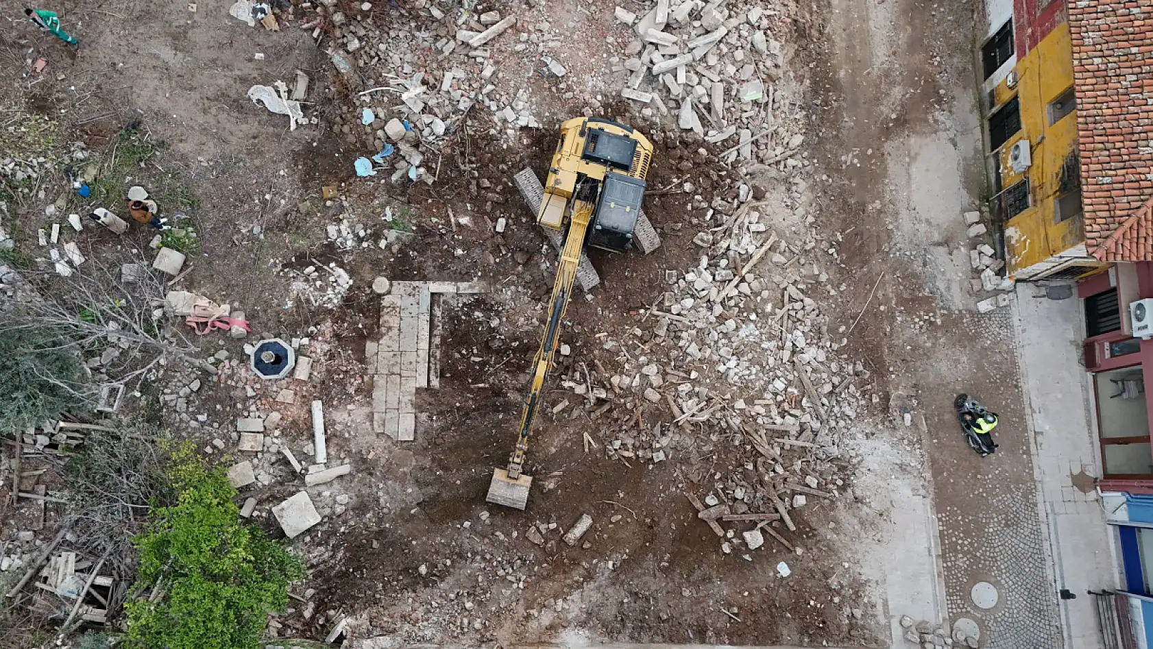 Muğla'da yıkılan binanın molozları arasından tarihi eserler çıktı