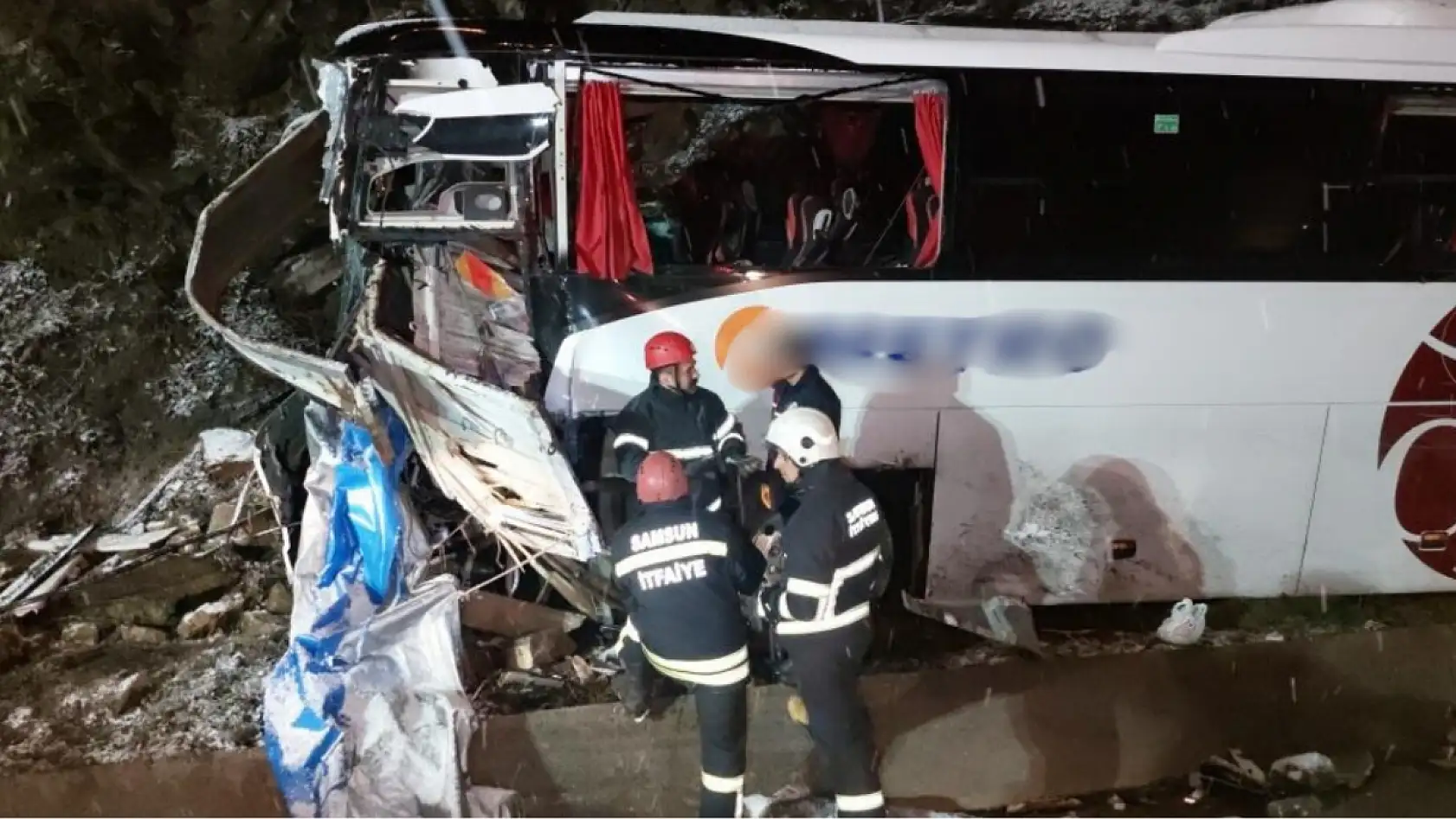 İstanbul'dan Giresun'a giden otobüs kaza yaptı! Şoför hayatını kaybetti, 16 yaralı