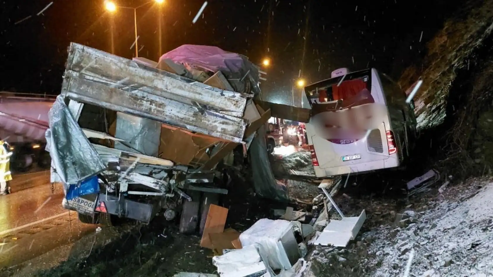 İstanbul'dan Giresun'a giden otobüs kaza yaptı! Şoför hayatını kaybetti, 16 yaralı