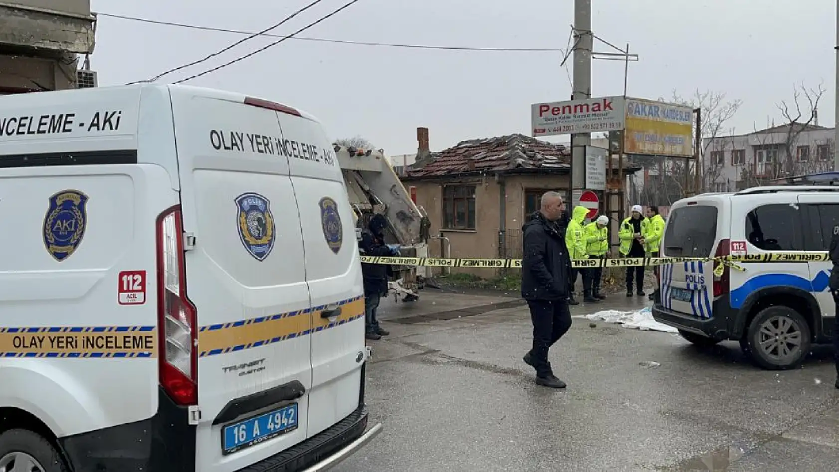 Çöp kamyonunun altında kalan yaşlı kadın hayatını kaybetti