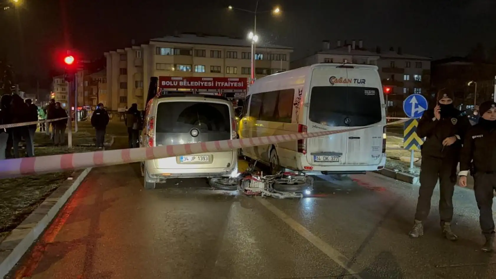 Motosiklet sürücüsü minibüs altında can verdi