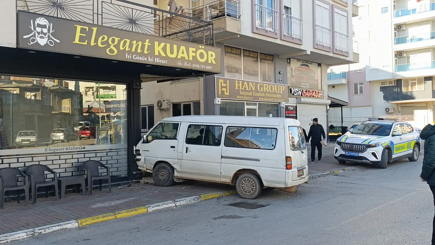 Kazanın şiddetiyle kamyonet sürüklendi kuaförün duvarına çarparak durabildi