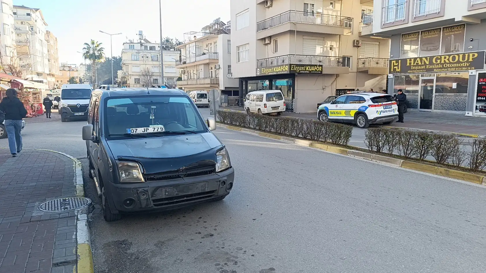 Kazanın şiddetiyle kamyonet sürüklendi kuaförün duvarına çarparak durabildi