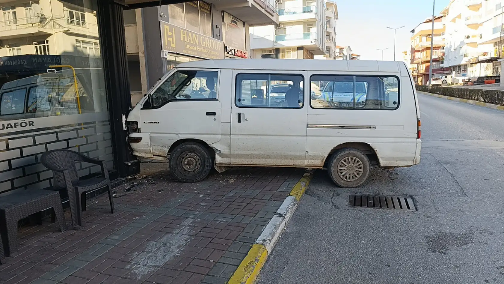 Kazanın şiddetiyle kamyonet sürüklendi kuaförün duvarına çarparak durabildi