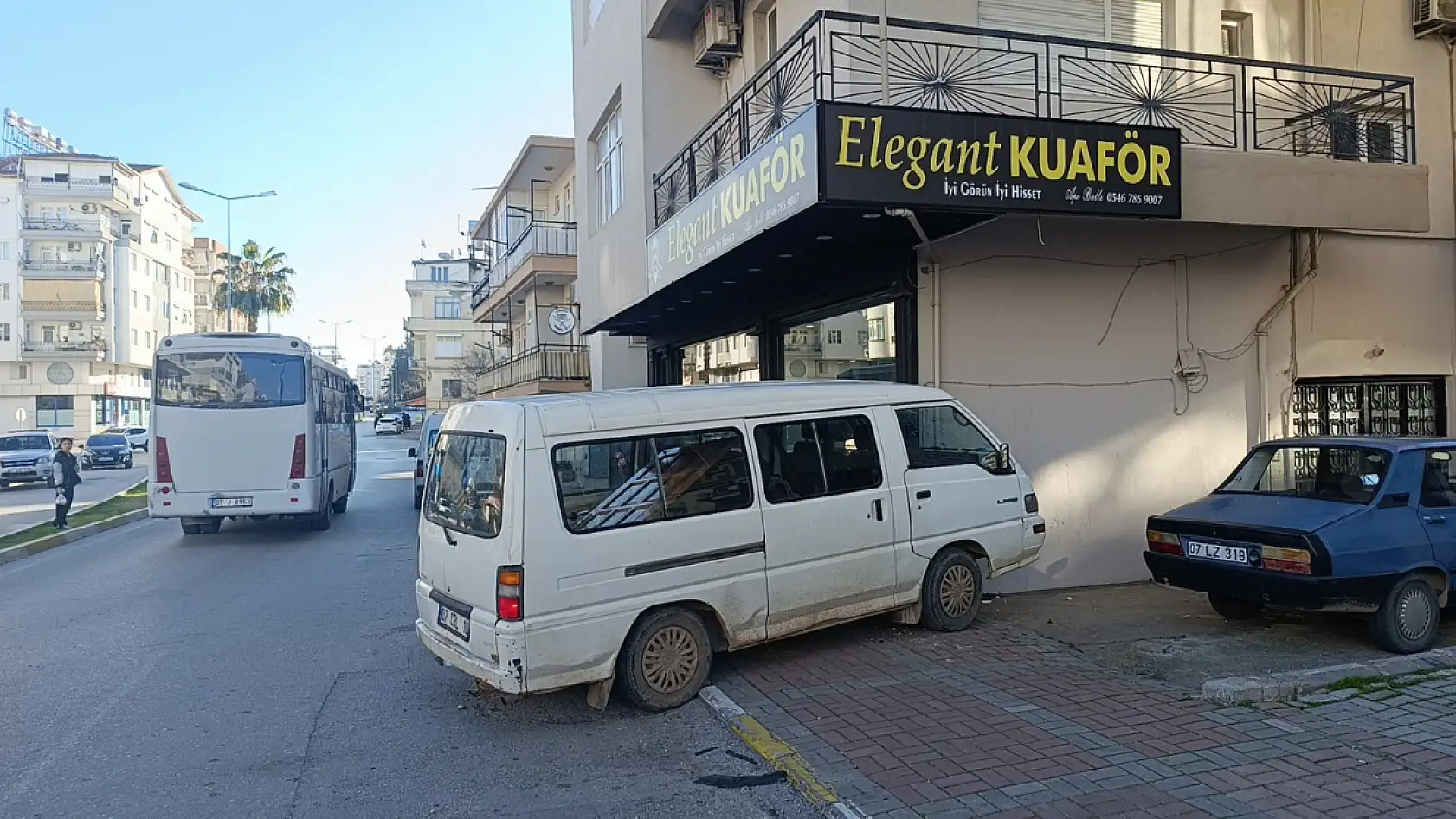 Kazanın şiddetiyle kamyonet sürüklendi kuaförün duvarına çarparak durabildi