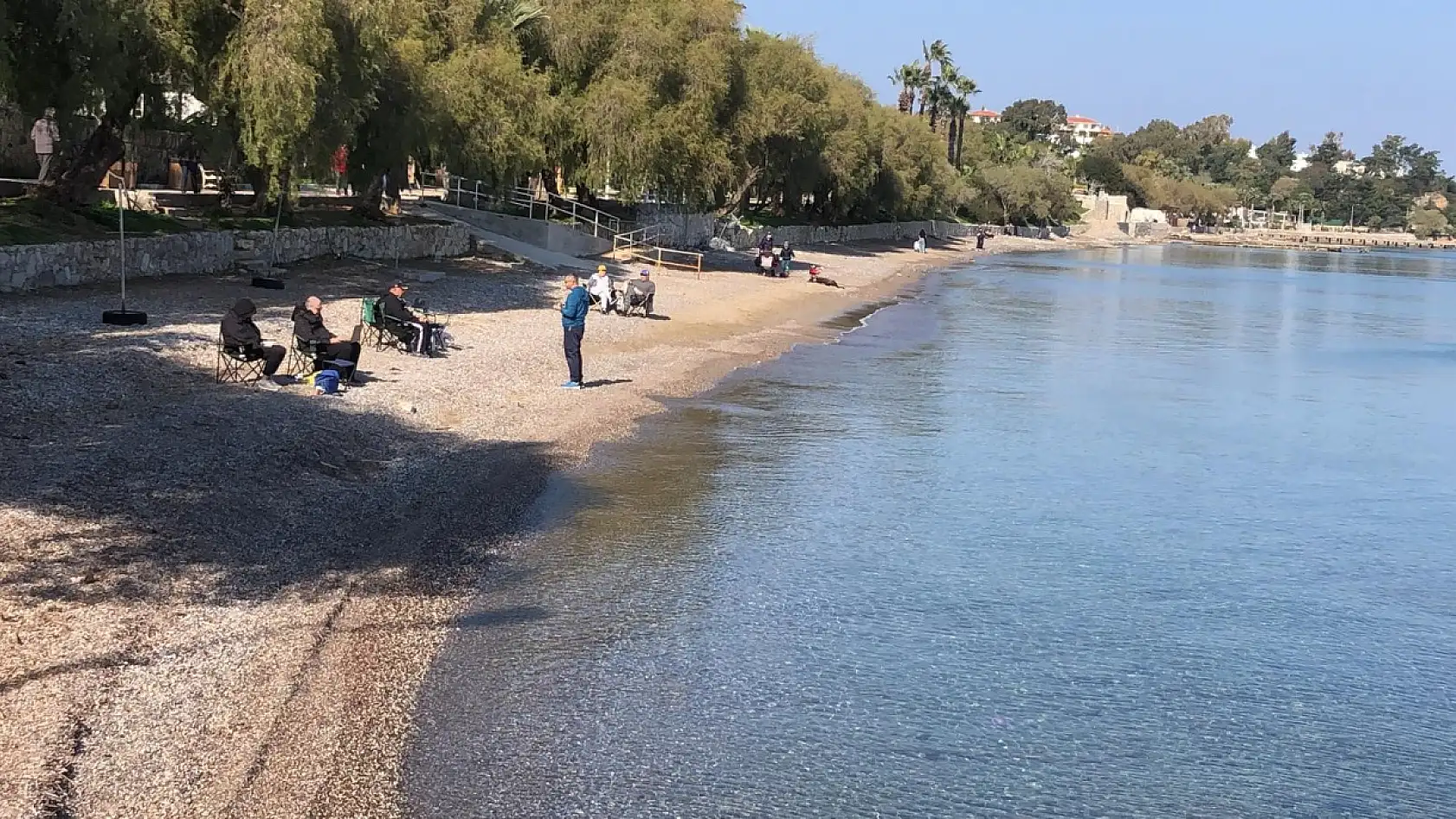 Datçalılar güneşin tadını sahilde çıkardı