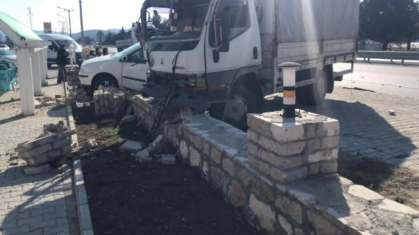 Burdur- Antalya Karayolu'nda kamyonet ile otomobil çarpıştı: 4 yaralı