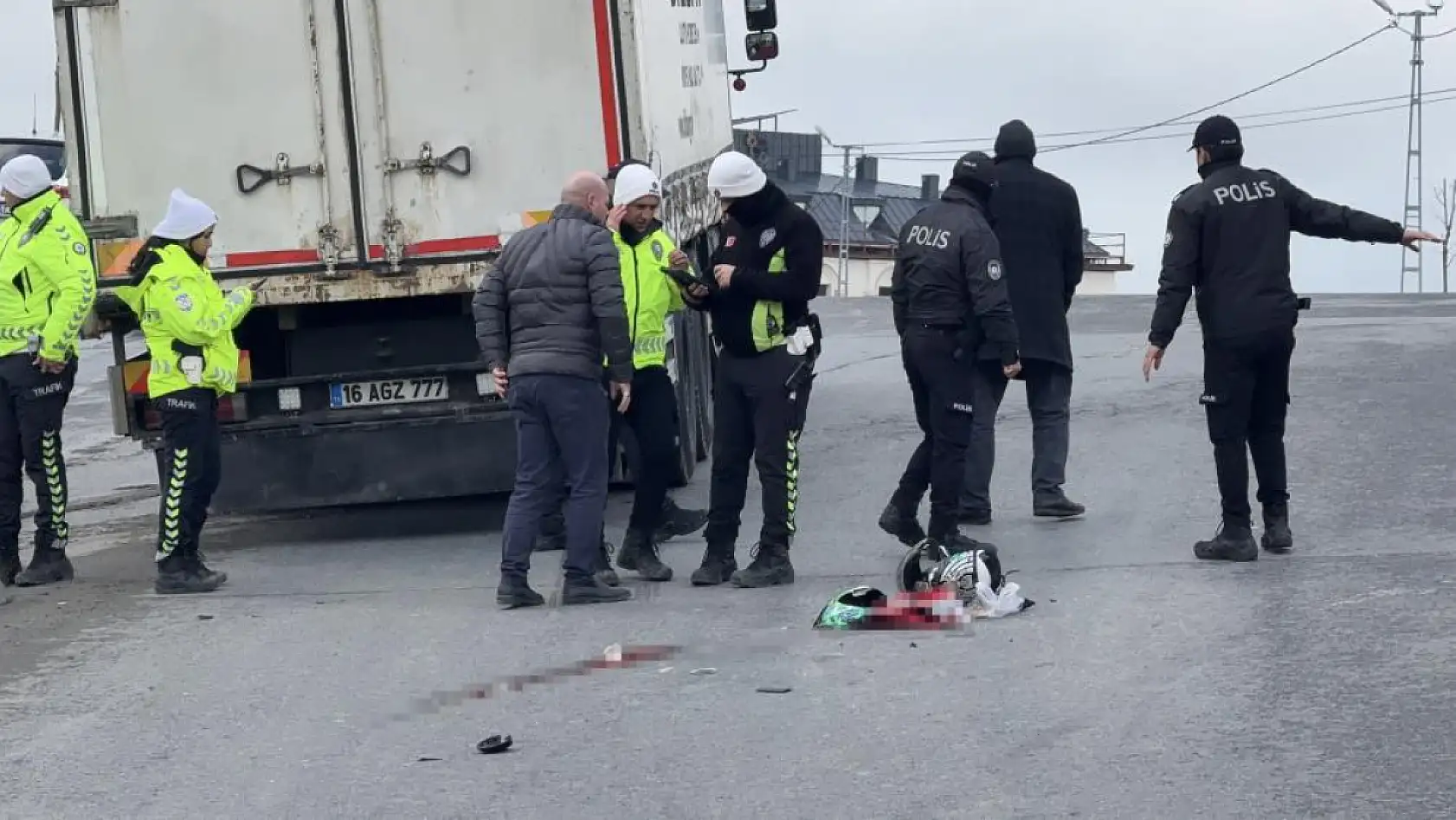 Feci kaza, moto kurye kamyonun altında kalarak can verdi