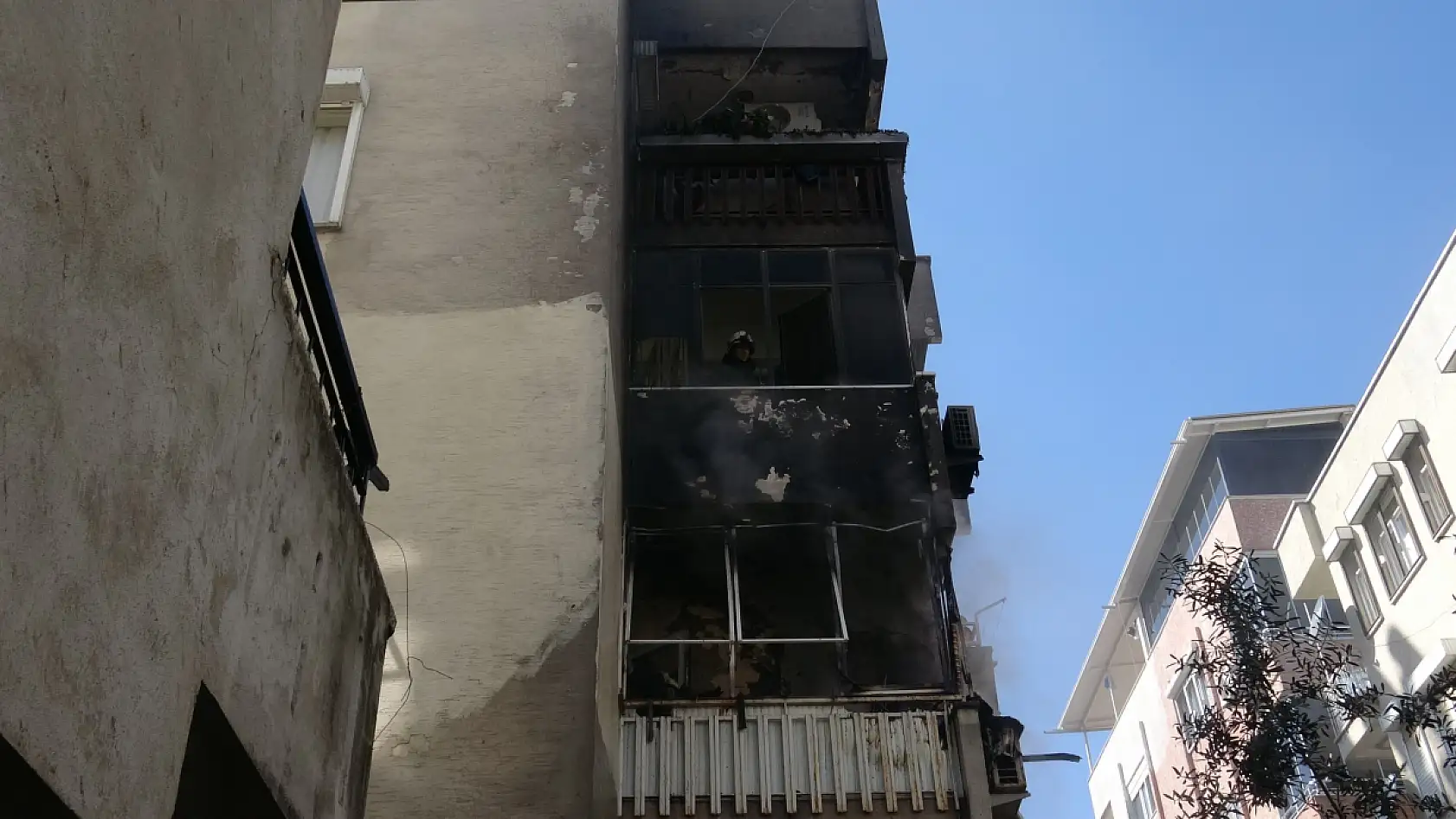 Yanına alabildiği tek şey pantolonu oldu, evinin yanışını çaresiz gözlerle izledi