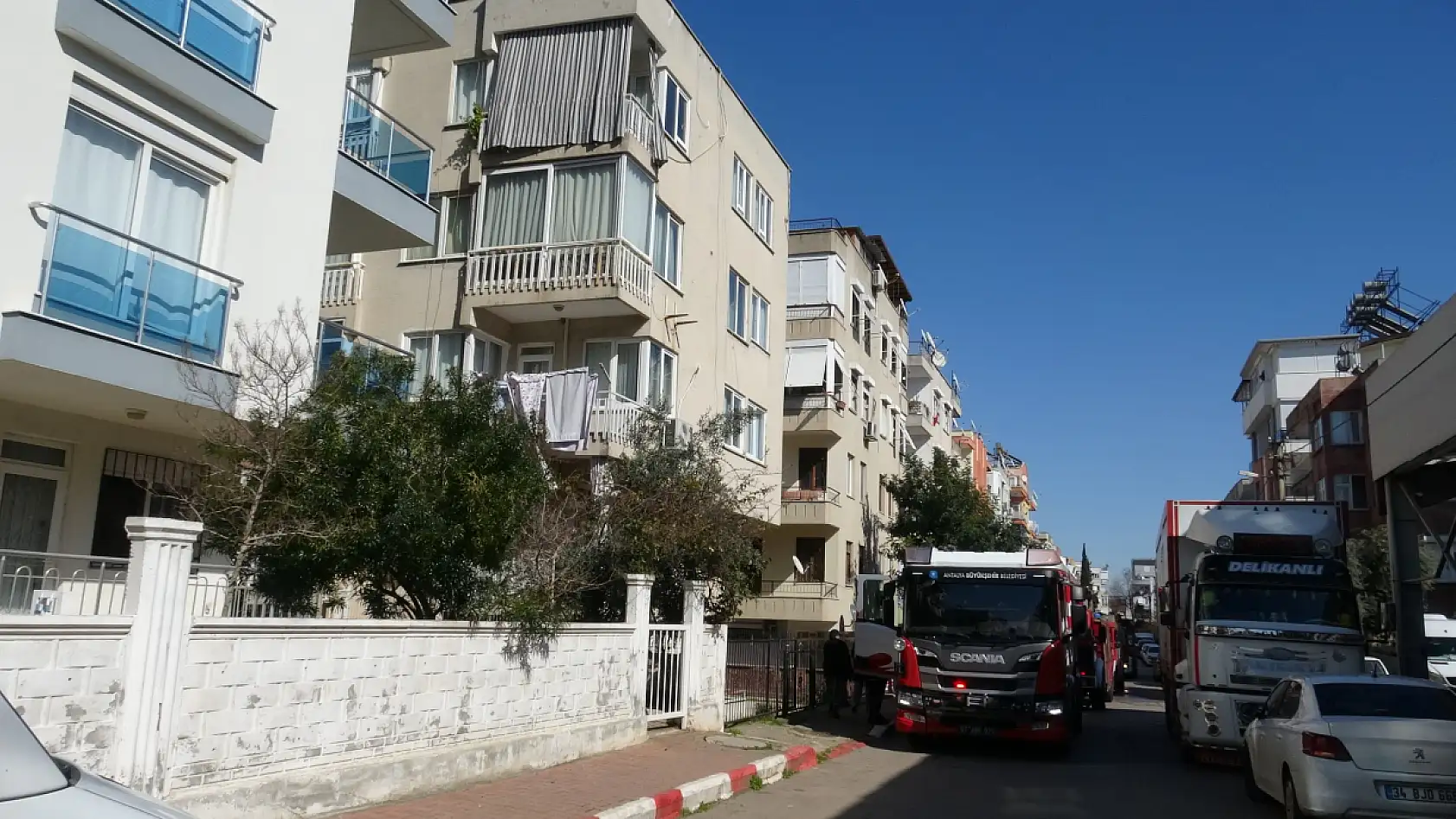 Yanına alabildiği tek şey pantolonu oldu, evinin yanışını çaresiz gözlerle izledi