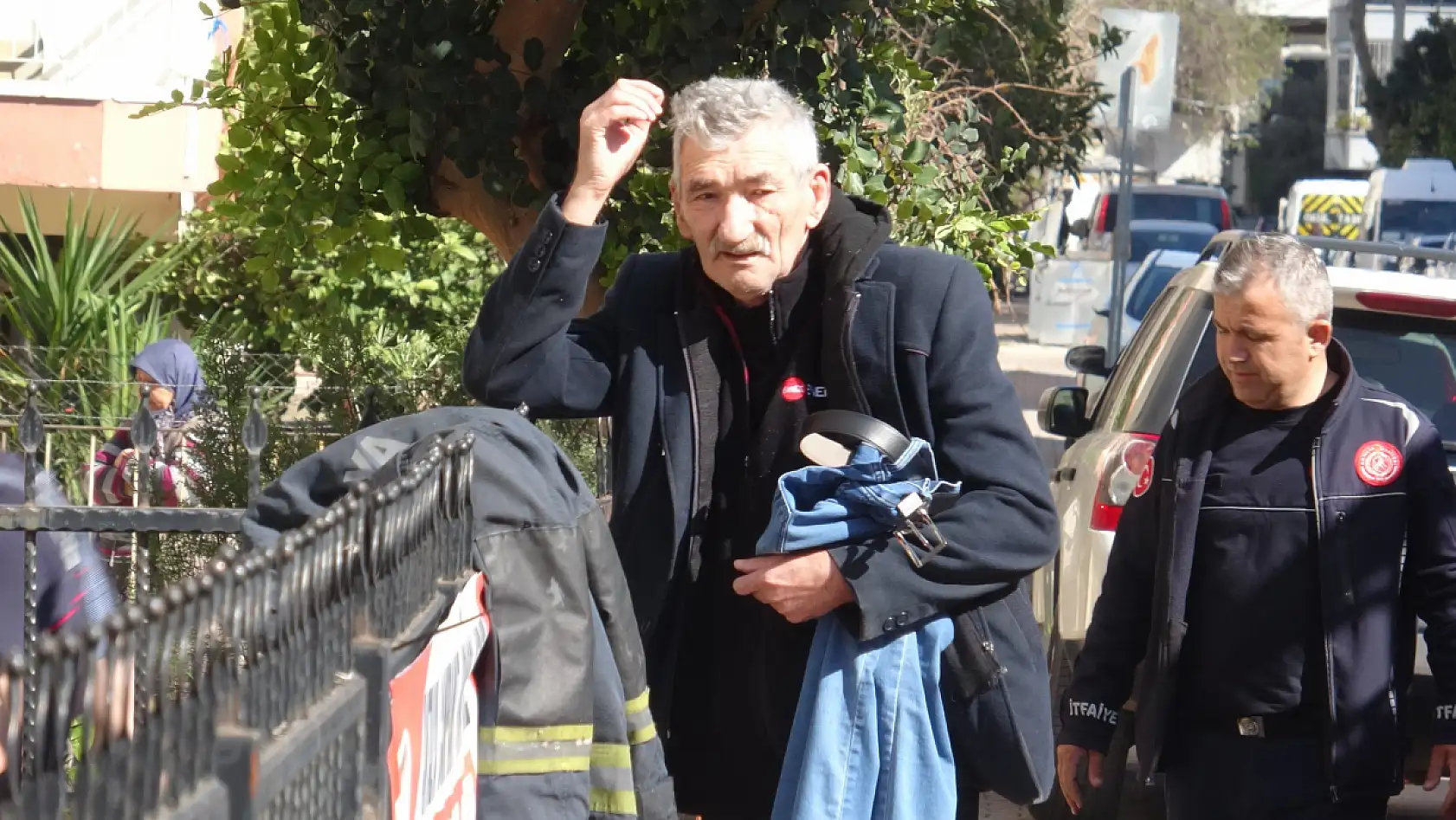 Yanına alabildiği tek şey pantolonu oldu, evinin yanışını çaresiz gözlerle izledi