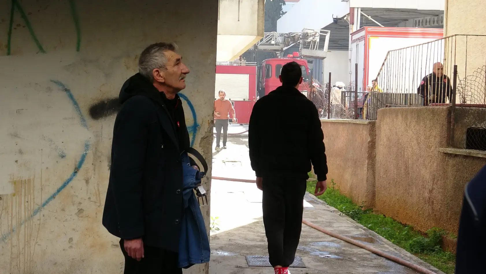 Yanına alabildiği tek şey pantolonu oldu, evinin yanışını çaresiz gözlerle izledi