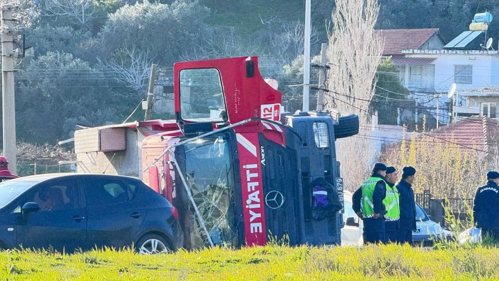 İtfaiye aracı devrildi: 3 yaralı