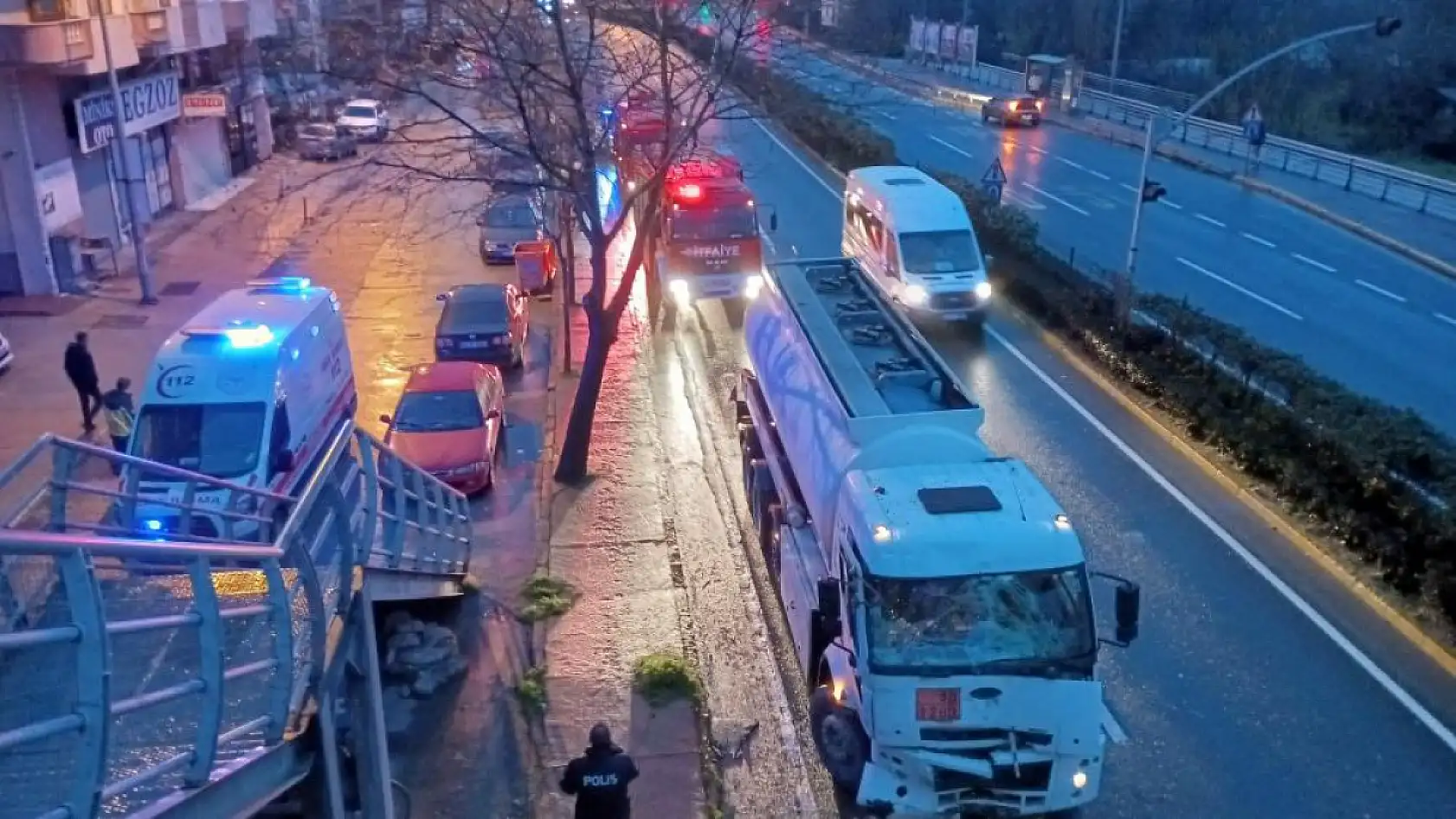 Kocaeli'de zincirleme kaza: 3 servis aracı, otomobil ve tanker çarpıştı