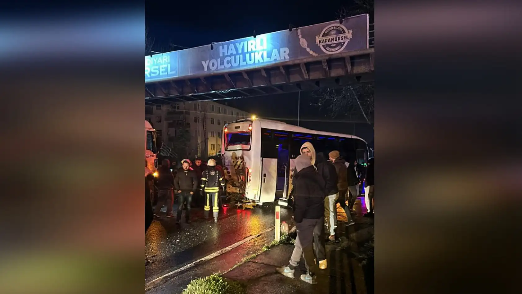 Kocaeli'de zincirleme kaza: 3 servis aracı, otomobil ve tanker çarpıştı