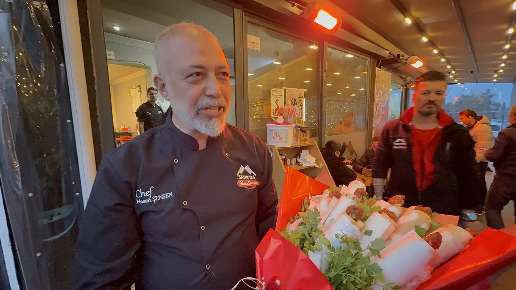 Sevgilisine çiçek yerine kebap buketi yaptırdı