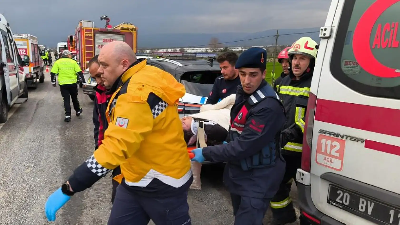 İzmir'den Denizli'ye turnuvaya gelen öğrenciler kaza yaptı: 2 ölü, 26 yaralı