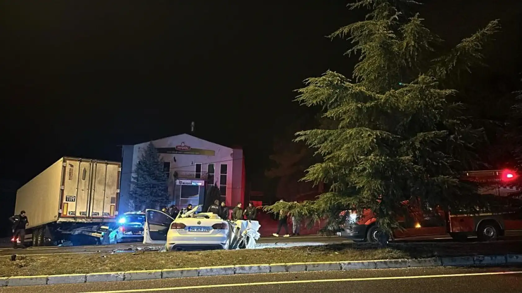 Otomobil tıra arkadan çarptı, 29 yaşındaki sürücü yaşamını yitirdi