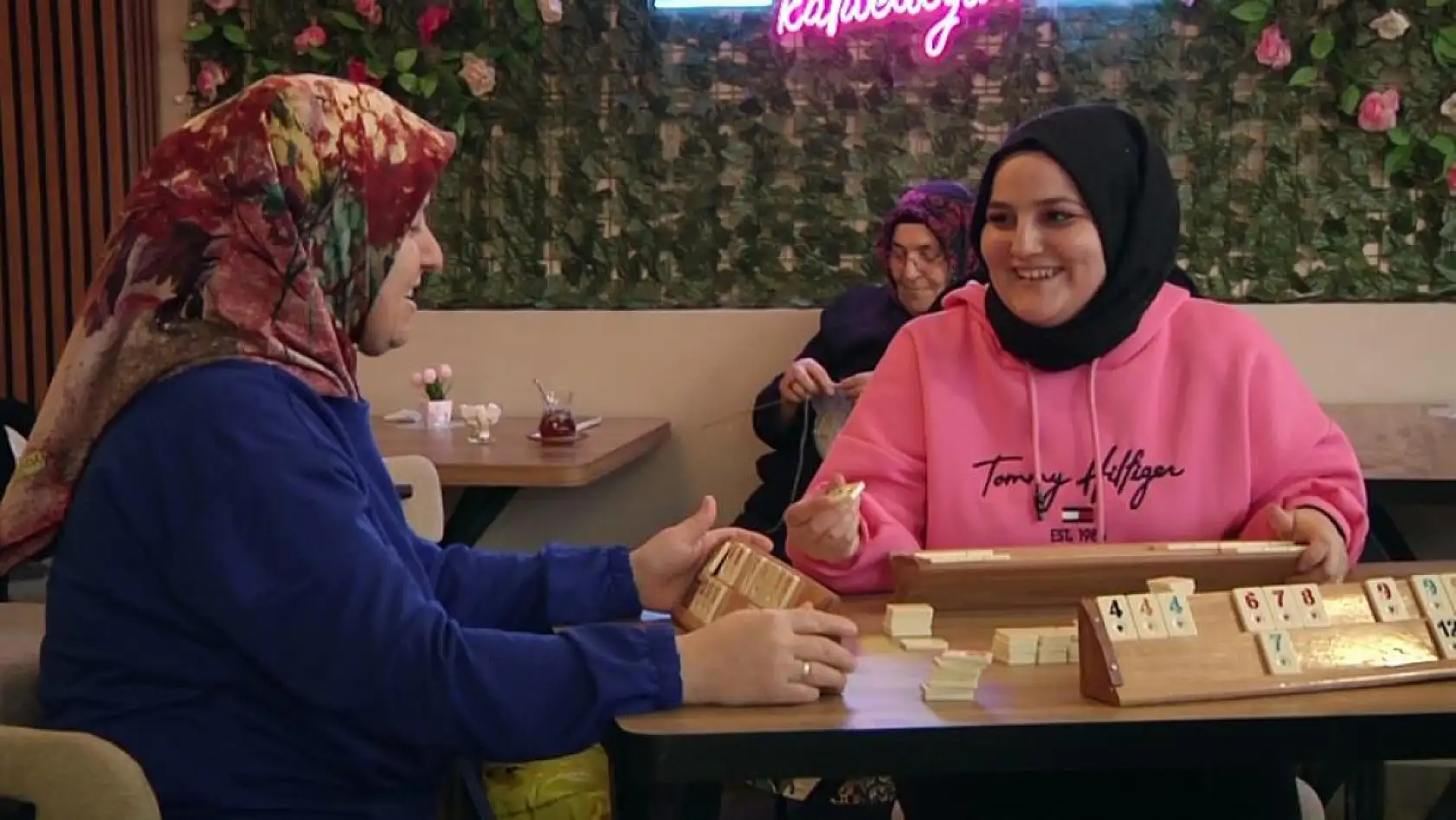 Kadınlar burada hem oyun oynuyor hem örgü örüyor