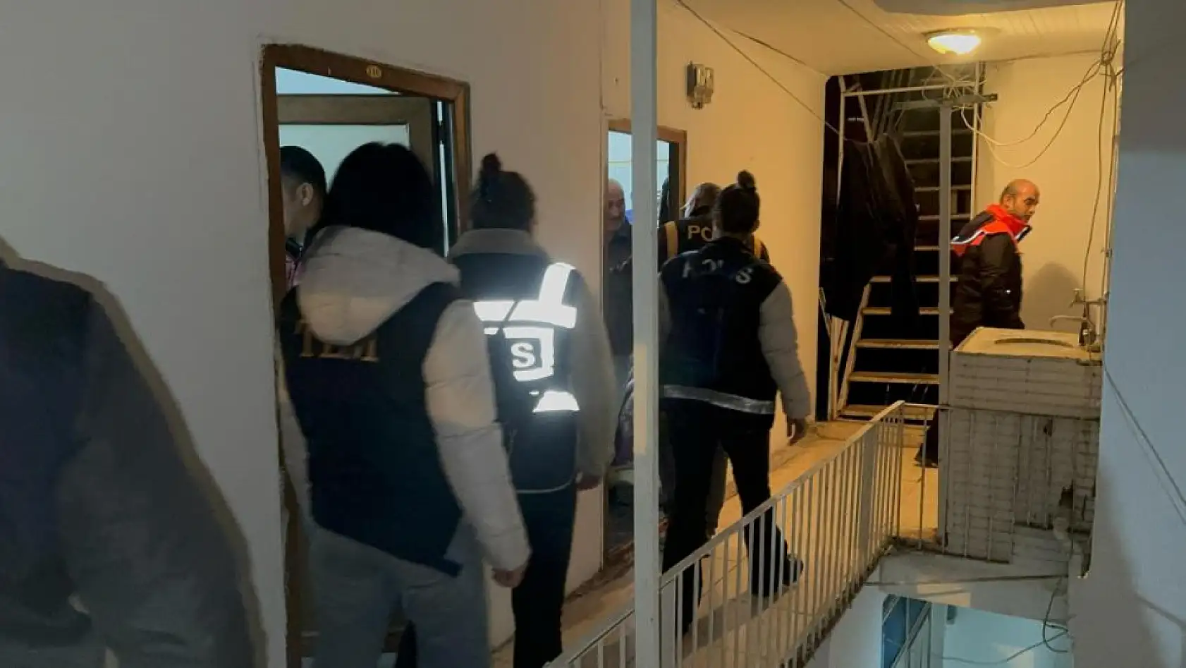 Fethiye'de polis baskını! Pansiyonlarda 19 düzensiz göçmen yakalandı