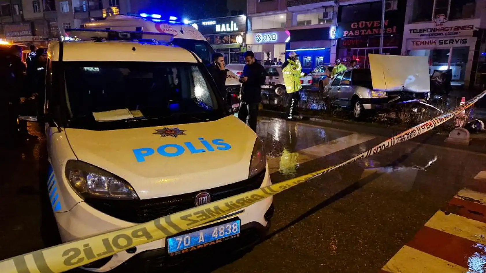 Kaza yapan alkollü sürücü, bindirildiği ekip otosunda silahla kendini vurdu