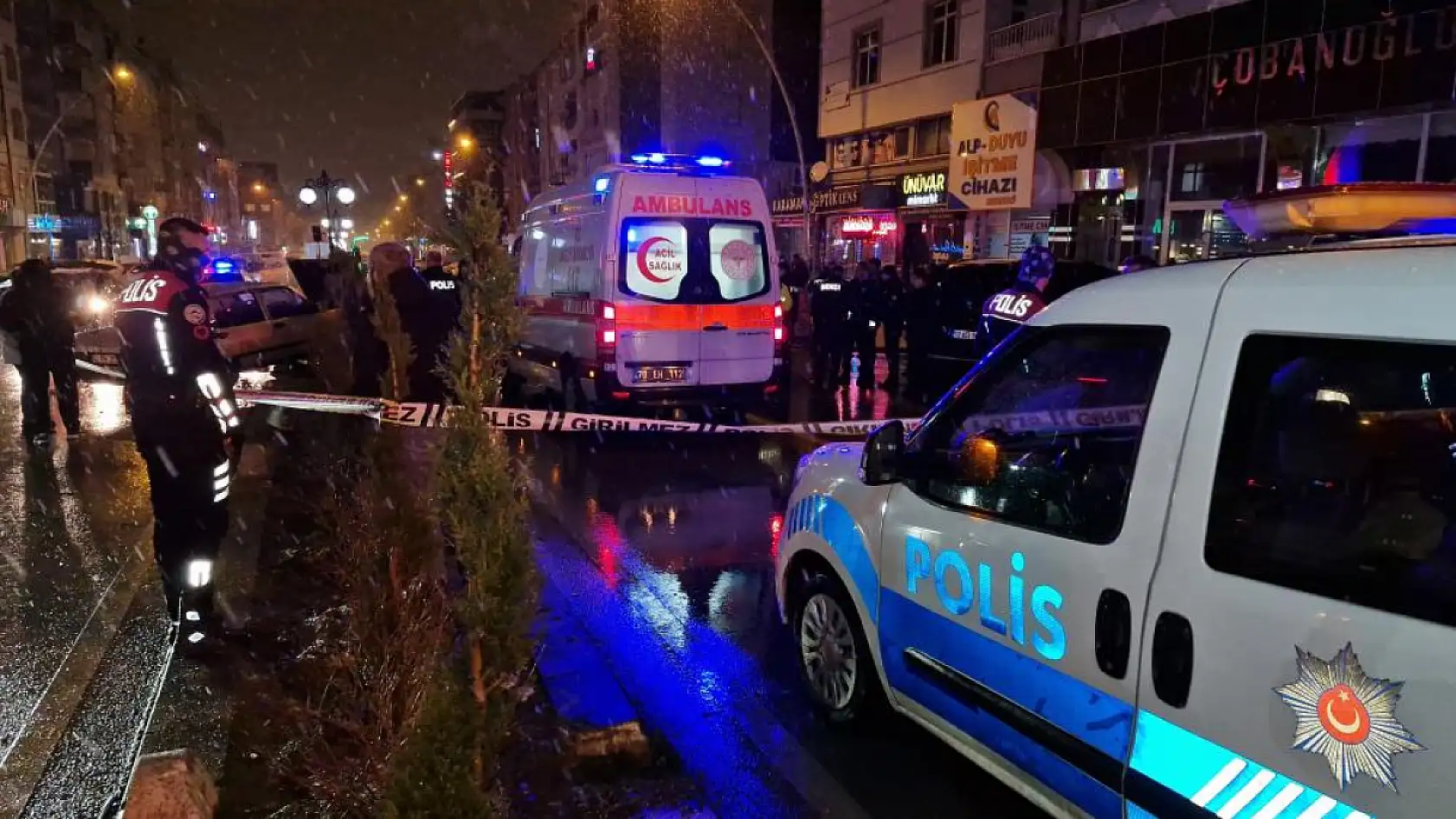 Kaza yapan alkollü sürücü, bindirildiği ekip otosunda silahla kendini vurdu