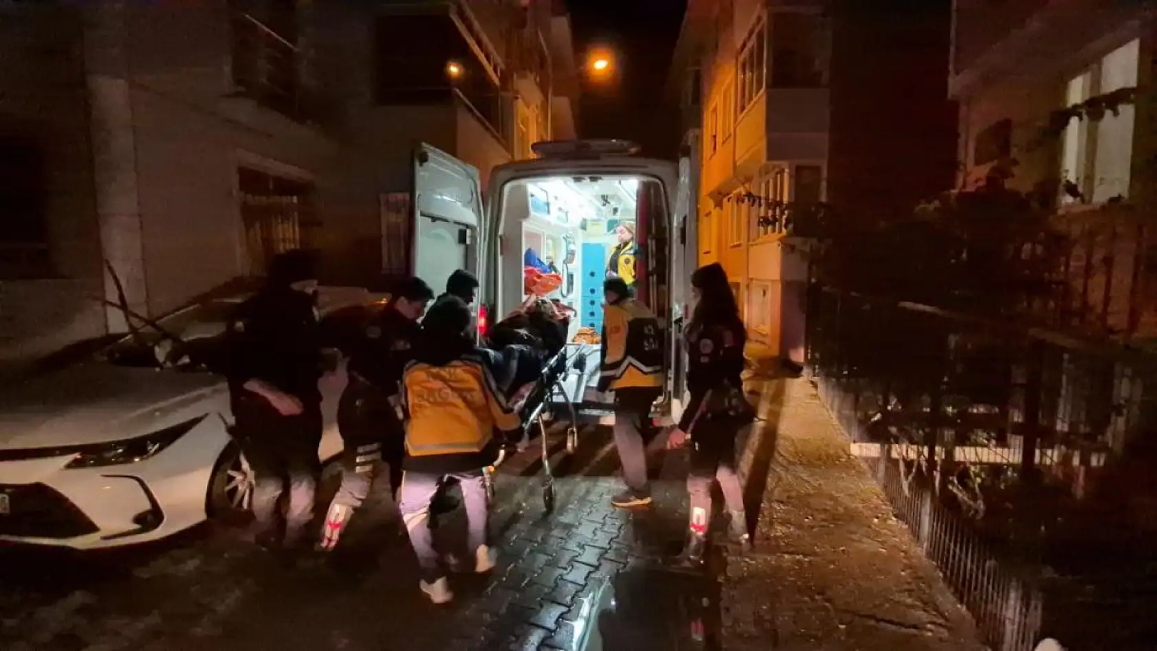 Kanlı tartışma! 19 yaşındaki genç babasını bıçakladı