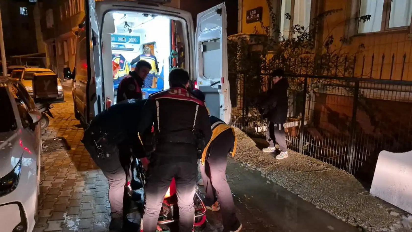 Kanlı tartışma! 19 yaşındaki genç babasını bıçakladı