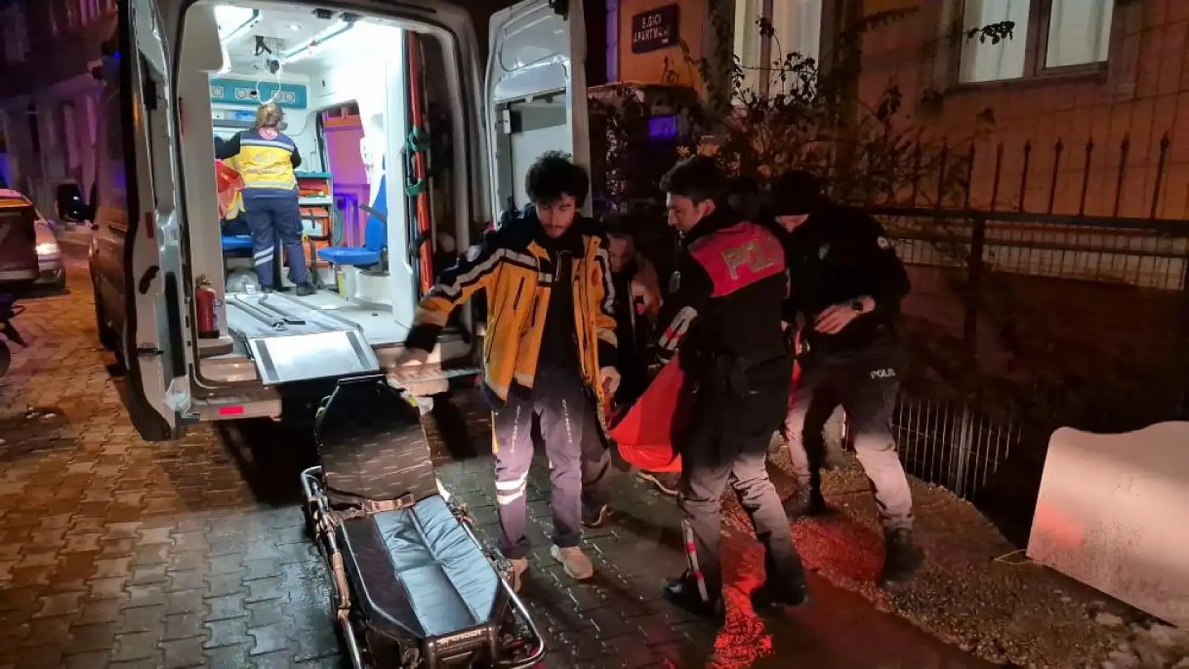 Kanlı tartışma! 19 yaşındaki genç babasını bıçakladı