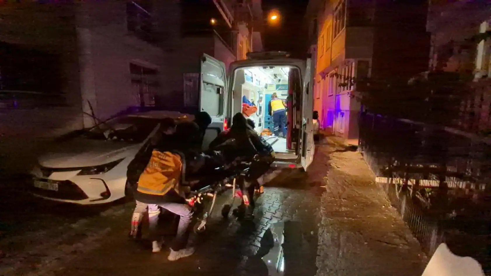 Kanlı tartışma! 19 yaşındaki genç babasını bıçakladı