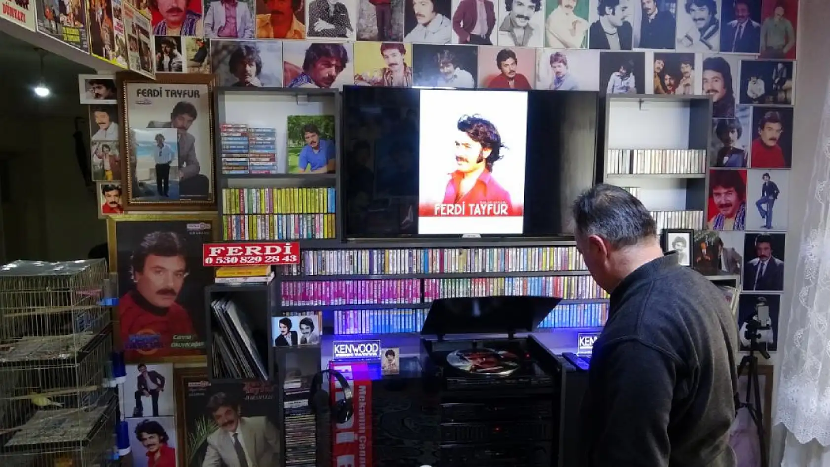 Taksi şoförü evini adeta 'Ferdi Tayfur Müzesi'ne çevirdi