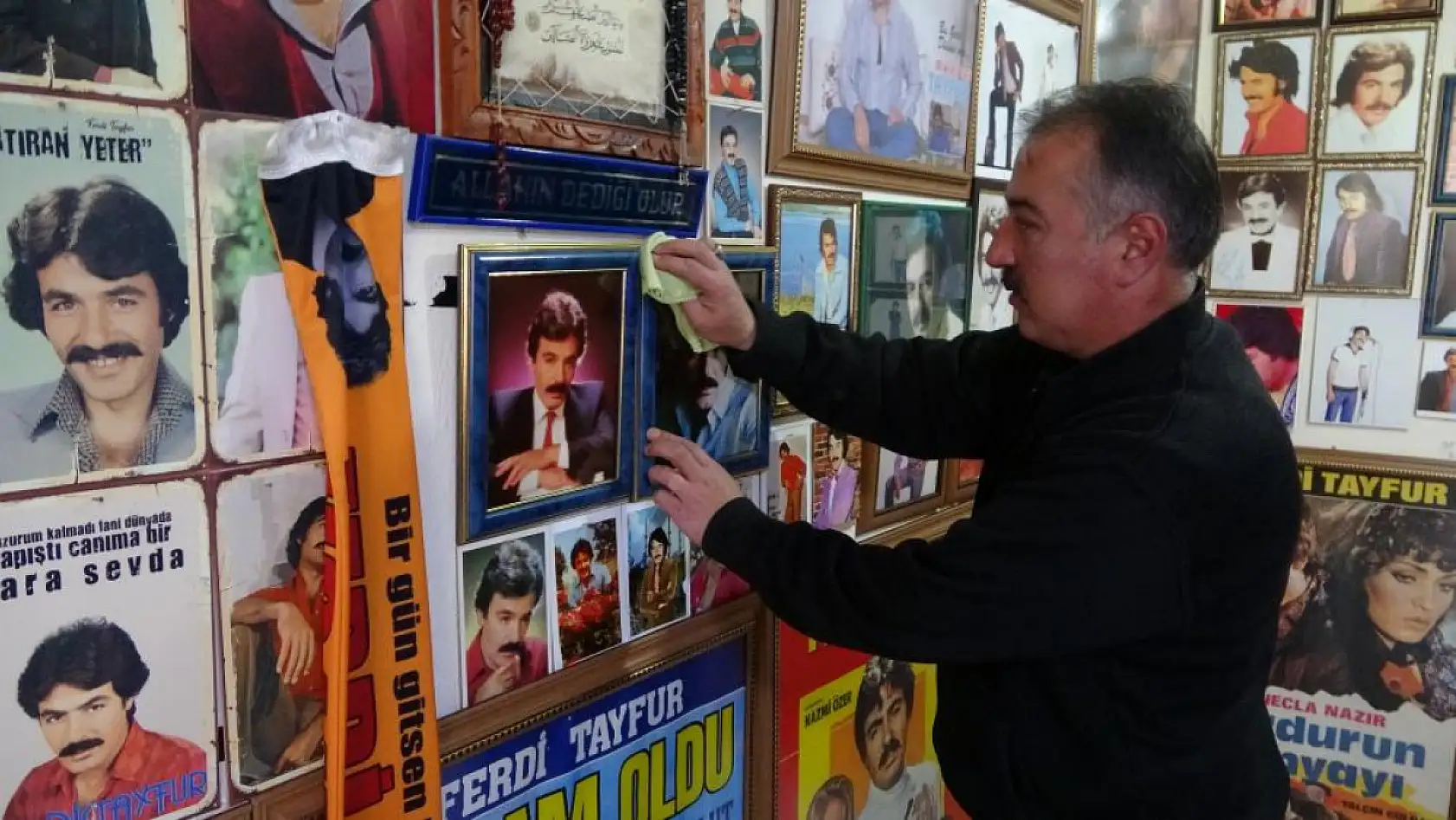 Taksi şoförü evini adeta 'Ferdi Tayfur Müzesi'ne çevirdi