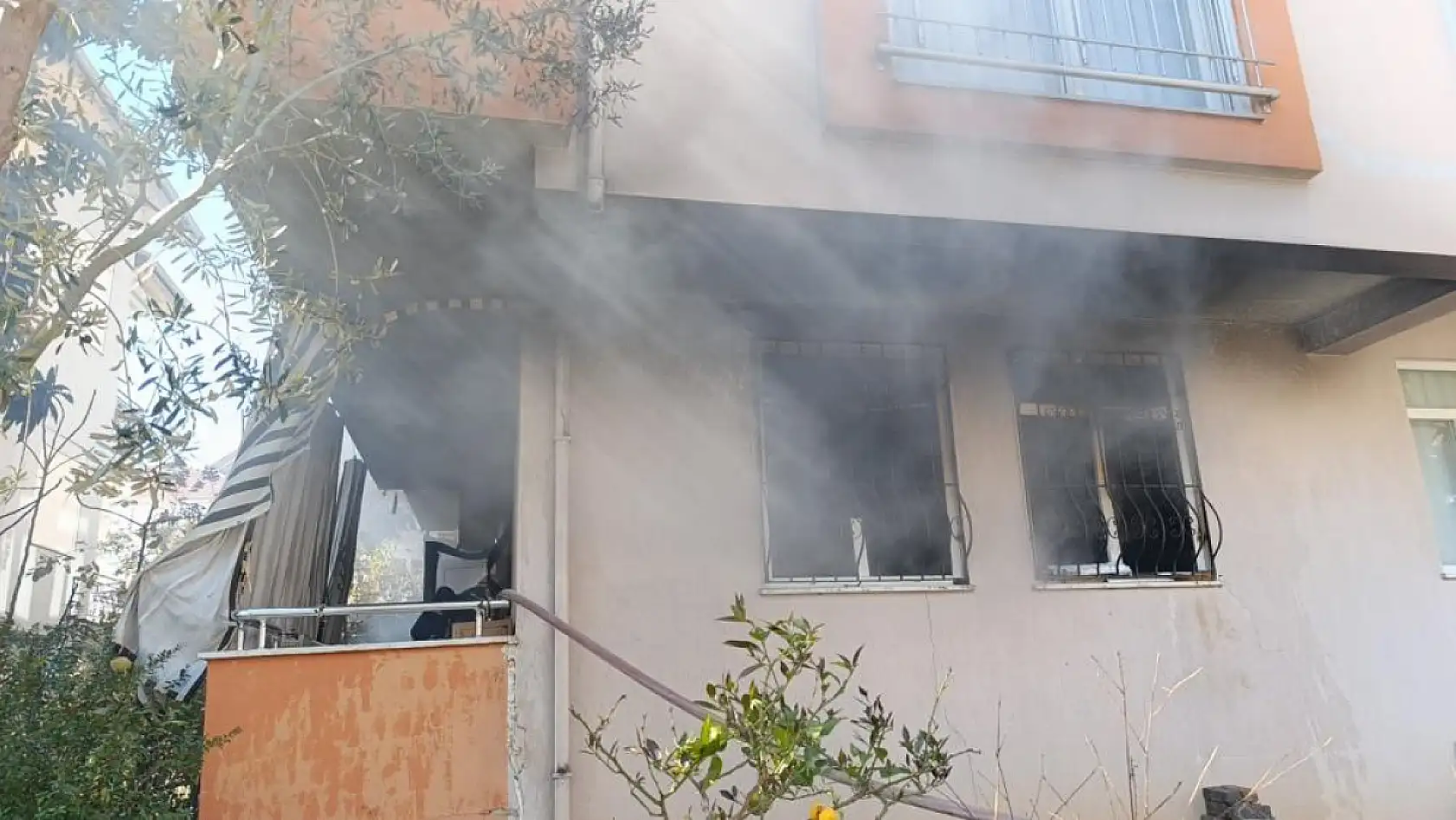 Ev yangınında 2 kişi çatıdan kurtarıldı, yanan kedilere oksijen maskesiyle müdahale edildi