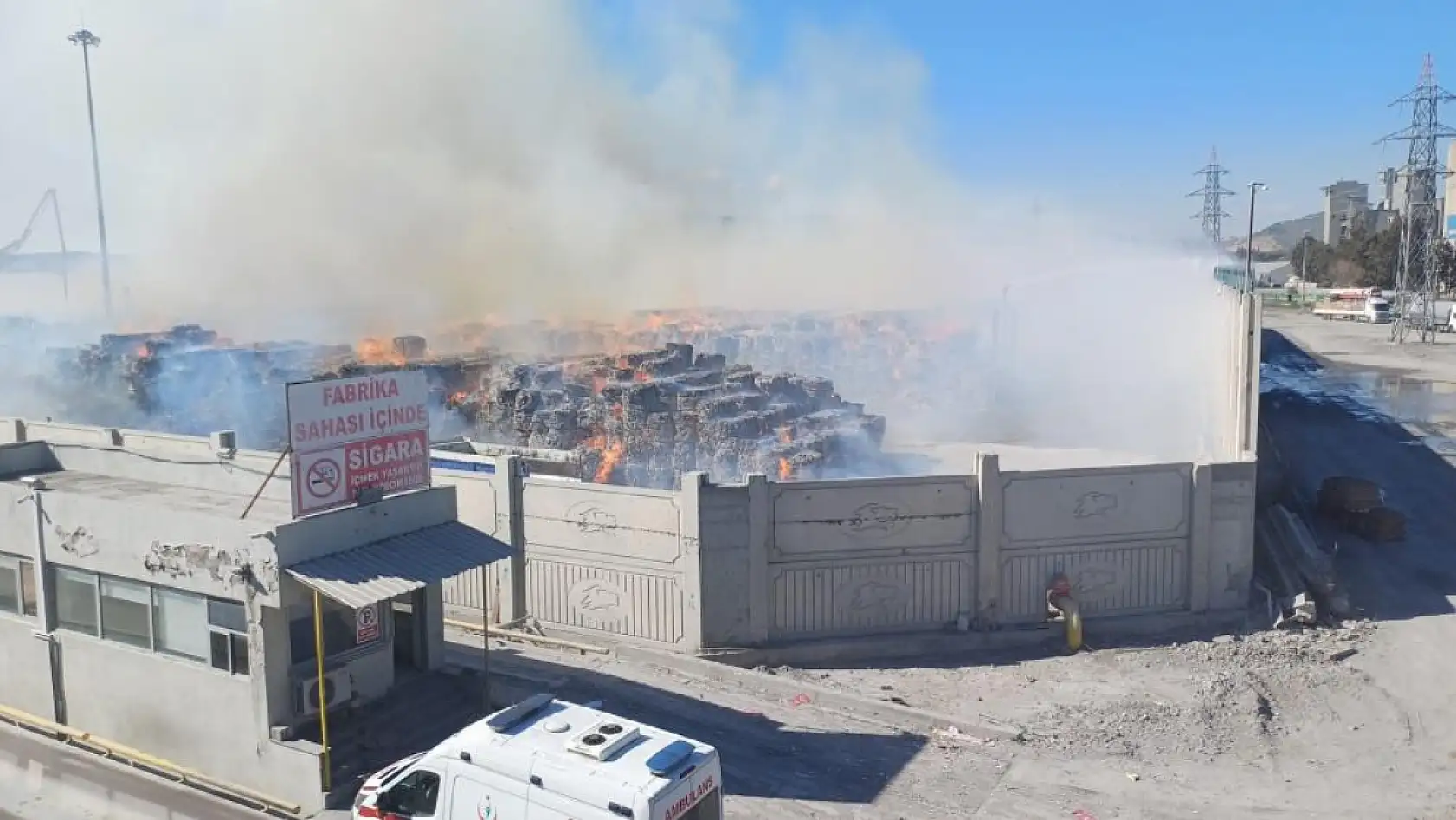 Aydın'da Kağıt Depolama Alanında Büyük Yangın! Söndürme Çalışmaları Sürüyor