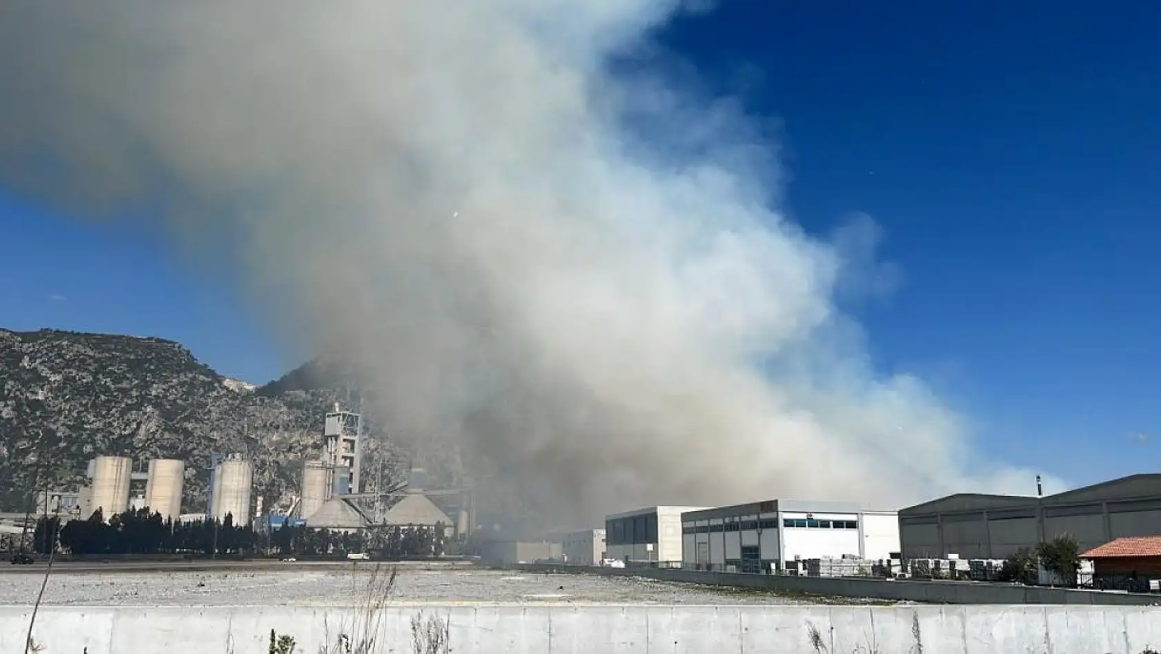 Aydın'da Kağıt Depolama Alanında Büyük Yangın! Söndürme Çalışmaları Sürüyor